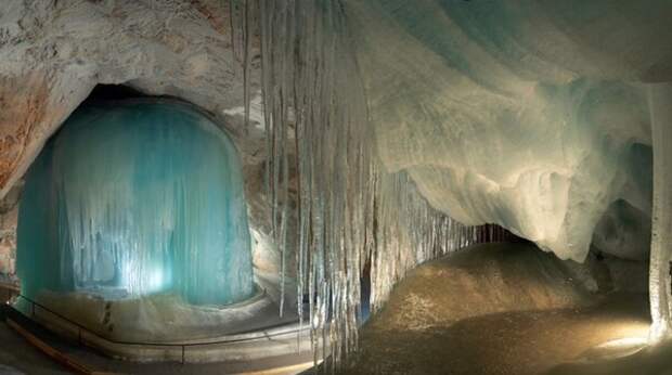 А вот так пещерка выглядит в зимний период. 