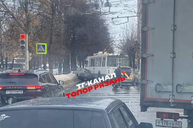 ДТП с троллейбусом и легковушкой перекрыло улицу в центре Рязани