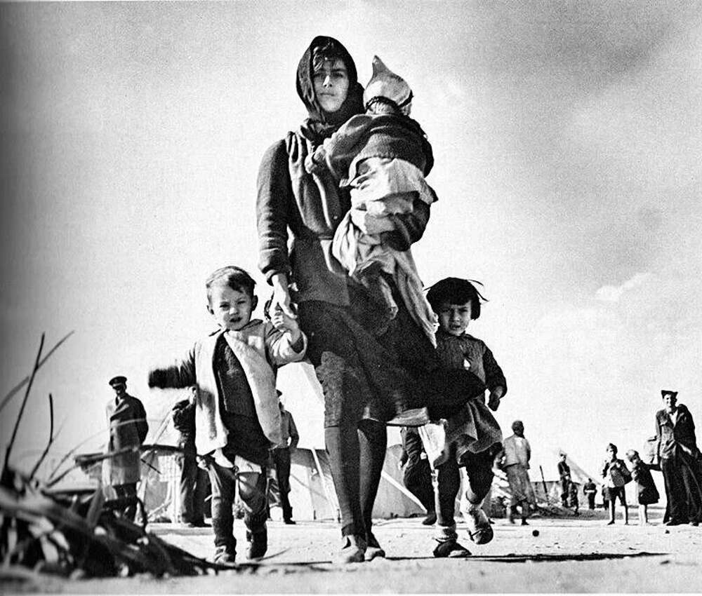 Мать с ребенком на руках война фото