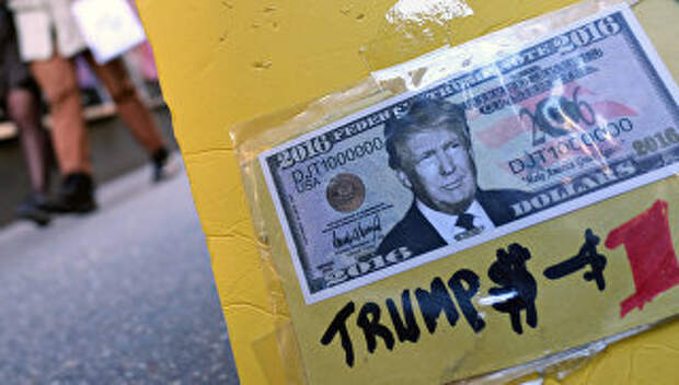 Сувенирная купюра американского доллара с портретом Дональда Трампа. Архивное фото