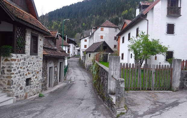деревня Туалис, Карния