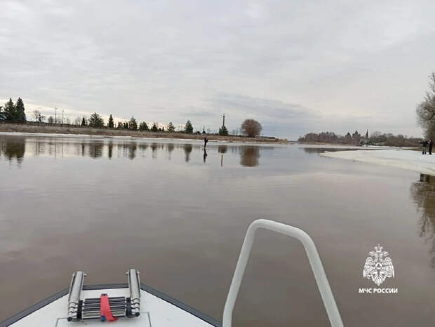 В Ярославле с хлипкой льдины сняли 15-летнего подростка