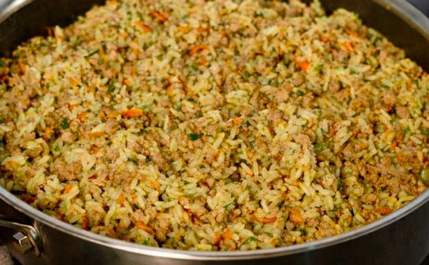 Просто фарш и рис. Почти плов, а на столе всего за 15 минут