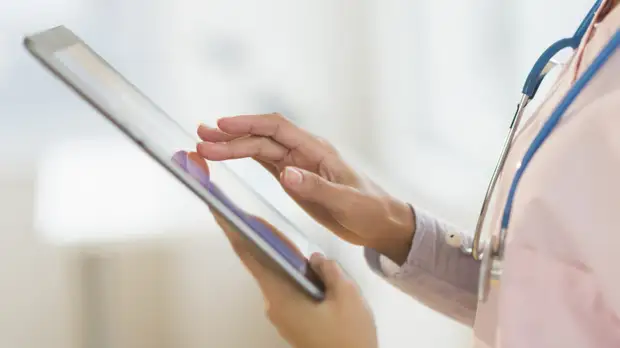 В Москве некоторых патронажных сестёр обеспечили подключёнными к ЕМИАС планшетами