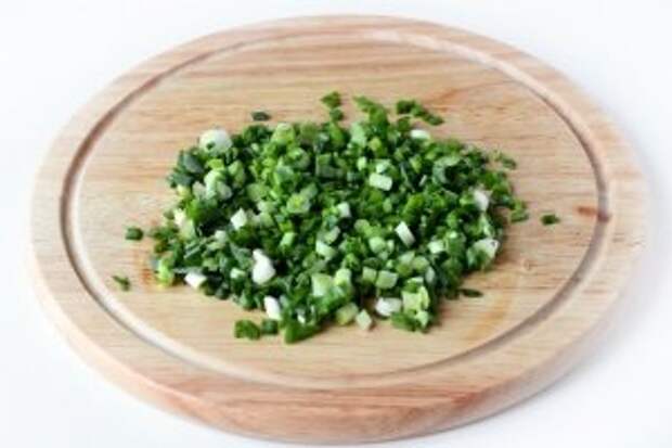 Зелёный лук моем и нарезаем тонкими кольцами.