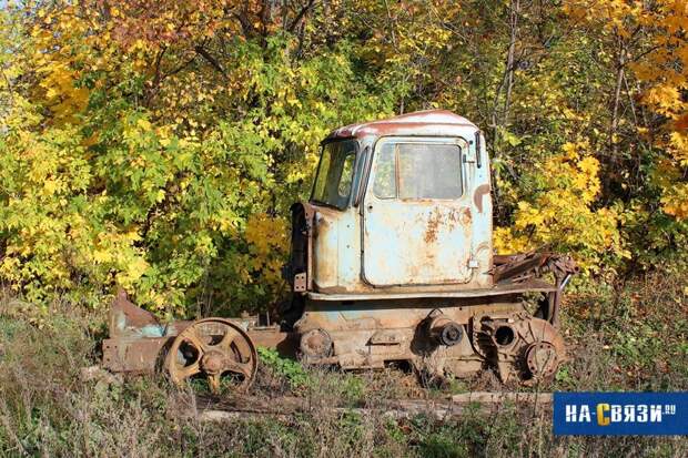 Судя по всему, трактор по частям разбирают на металлолом. Автомобили СССР, ретро авто