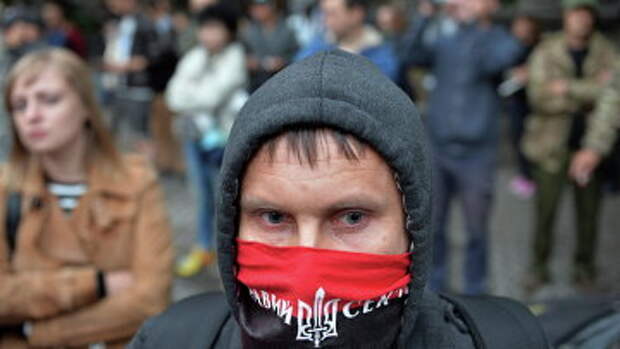 Активист Правого сектора возле здания администрации президента в Киеве, Украина. Архивное фото