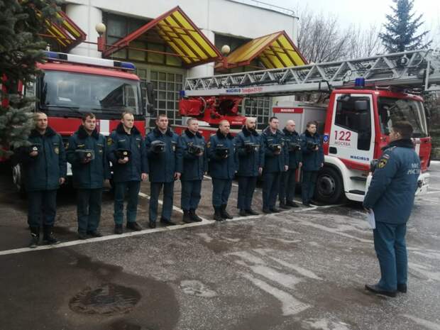 Пожарно-спасательные части ВАО почтили память погибших в блокадном Ленинграде. Фото: Пресс-служба МЧС по ВАО