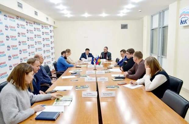 Тепляков провёл совещание по вопросу незаконного сбора краснокнижных цветов