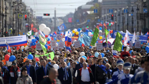 Участники первомайской демонстрации Участники первомайской демонстрации - РИА Новости, 1920, 01.05.2022