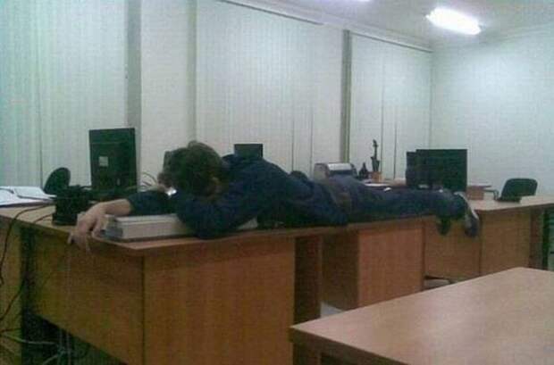 Люди решившие вздремнуть на рабочем месте (30 фото)