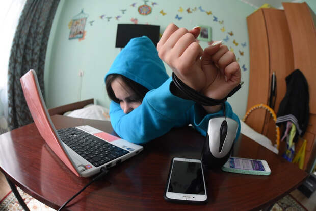 Вейпы и мат: Как американская платформа деградирует российских подростков