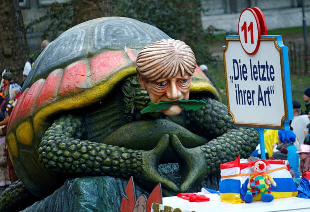 Ангела Меркель в виде черепахи с надписью «Последняя в своем роде»