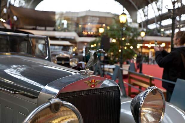 Фотоочет о посещении Бельгийского королевского автоклуба. Часть 2 - Шильдики (20 фото)