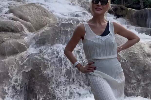 Певица Кристина Орбакайте потеряла равновесие во время фотосессии у водопада