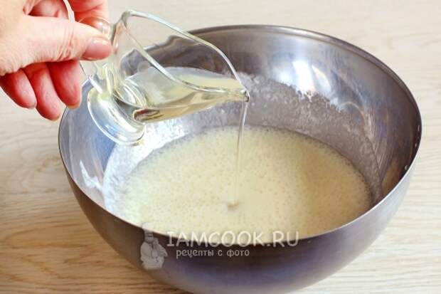 Влить масло