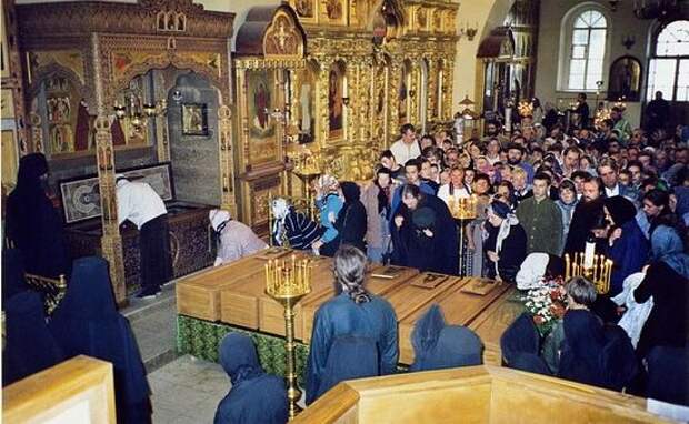 Мощи старцев обретенные в 1998 году перед ракой преподобного Амвросия