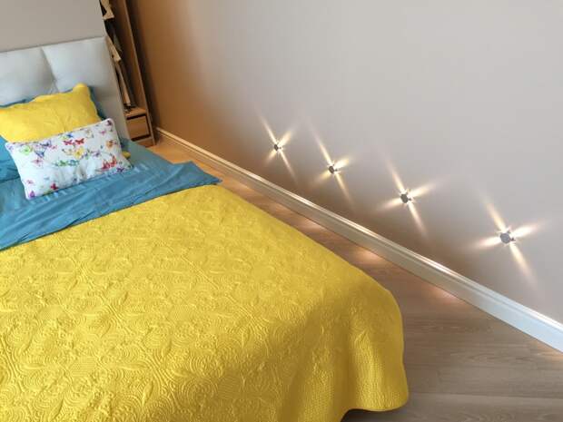 Кровать в спальне, желто-синий текстиль для спальни