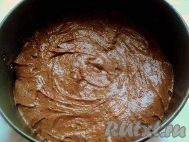 В оставшееся тесто добавить какао, размешать и выложить тесто в другую форму, можно меньшего диаметра, чем первая. Выпекать при температуре 180 градусов: белый корж - 15 минут, шоколадный корж – 25 минут. 