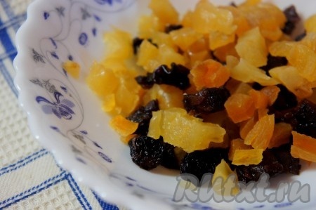 Сухофрукты вымыть, обсушить бумажным полотенцем и нарезать кубиком.