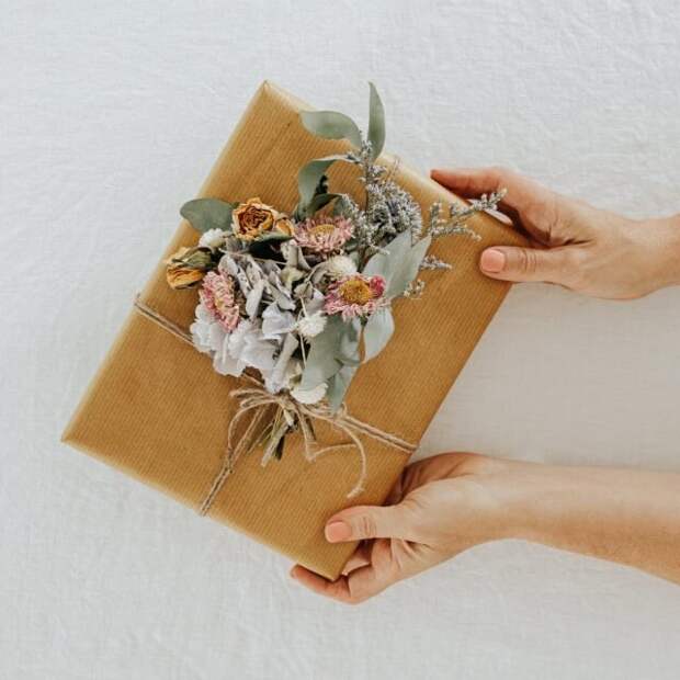 Дополнение к упаковке подарка в качестве маленького букетика из сухоцветов. © frankie  📷 