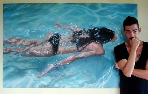 На первый взгляд, это фото купающейся в бассейне девушки. Но вот облом...