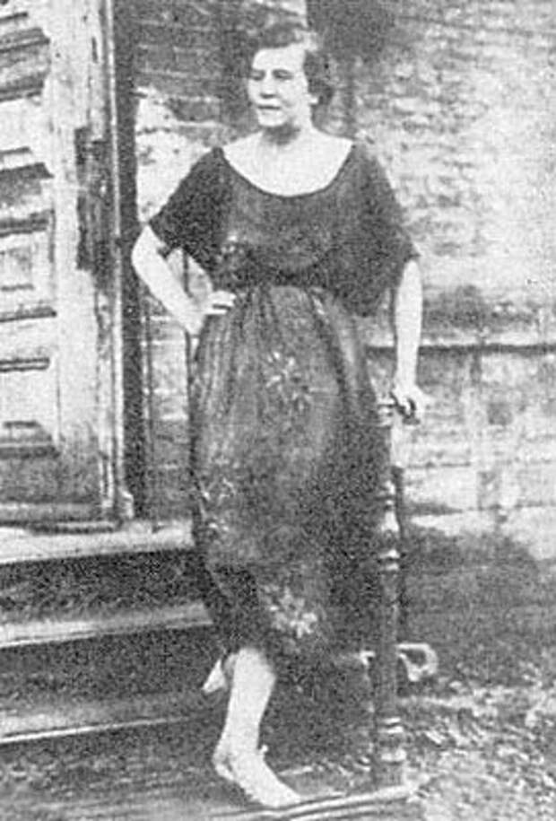 Дора Евлинская, моложе 20 лет, женщина-палач, казнившая в одесской ЧК собственными руками 400 офицеров