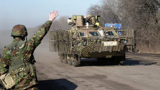 Бронемашина украинских вооруженных сил на дороге у города Артёмовск, Донецкая область. Архивное фото