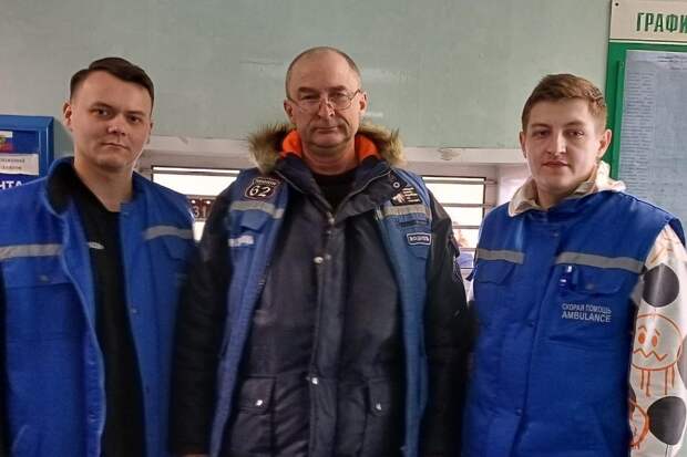 Рязанские медики по пояс в ледяной воде спасли провалившегося под лед пенсионера