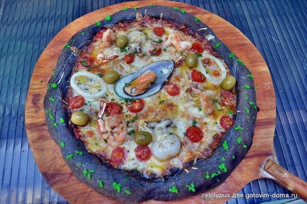 Чёрная пицца с морепродуктами