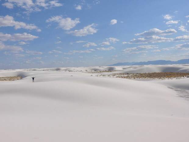 the-snow-white-dunes-of-gypsum-sand-stretch-over-275-square-miles-of-desert-at-white-sands-national-monument-in-new-mexico