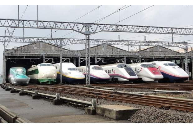 Название поезда Shinkansen по-японски означает «новая магистраль», но в народе его чаще называют «пуля». Рекорд скорости рельсового Shinkansen составляет 443 километра в час, а поезда на магнитной подушке — 581 километр в час