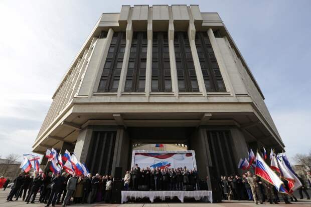 На митинге, посвященном годовщине воссоединения Крыма и Севастополя с Россией, у здания Госсовета Крыма в Симферополе 