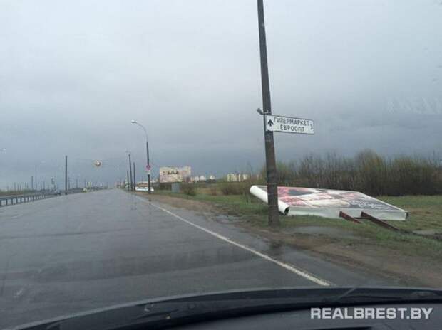 В Бресте кирпичная стена упала на припаркованные автомобили Брест, авто, беларусь, ветер, ураган
