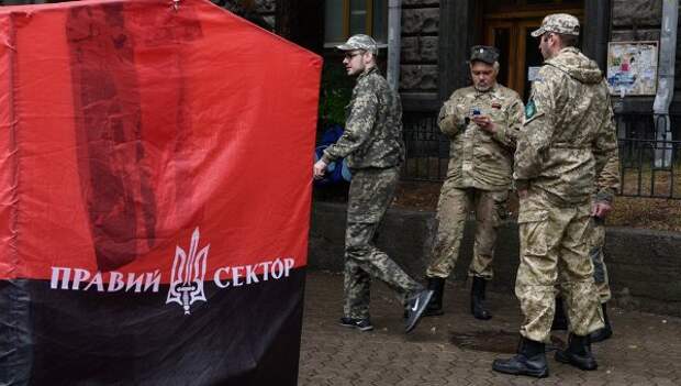 Акция протеста Правого сектора у здания администрации президента Украины в Киеве
