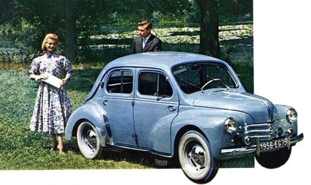 Счастливые обладатели малолитражки Renault выпуска 1956 года.
