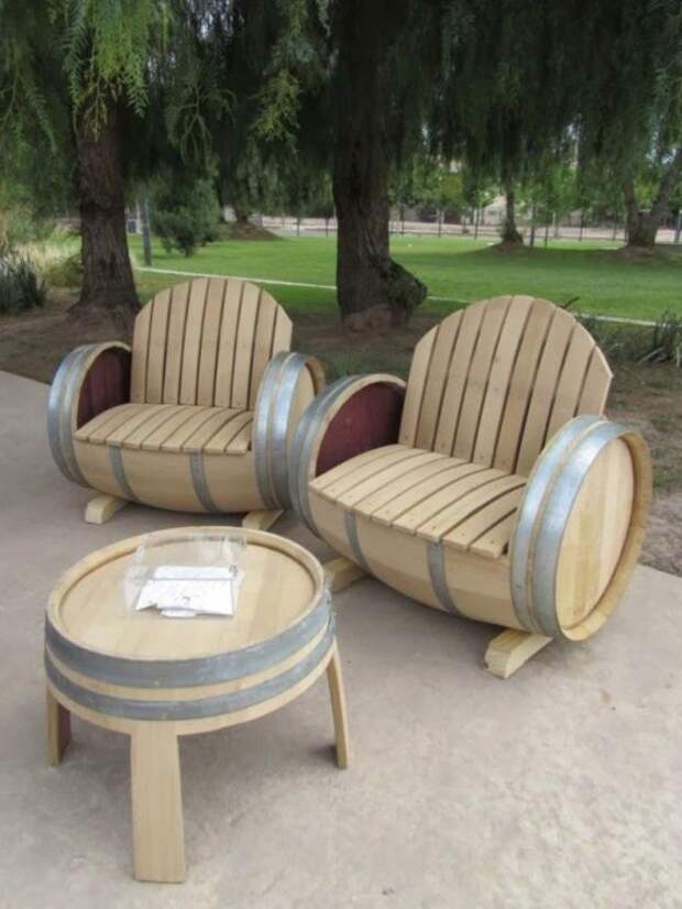 Замечательный набор мебели, созданной вручную из деревянных бочек.
