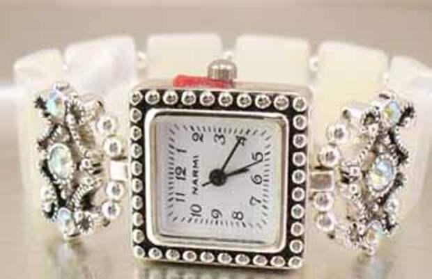 фото белый браслет на часы из бусин со стразами