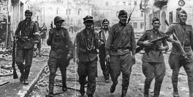 Советские солдаты и аковцы в только что освобожденном Вильнюсе