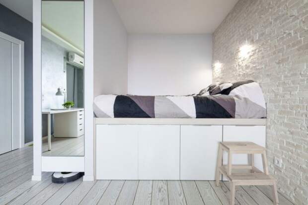 Встроенная кровать с нишами для вещей в спальне современного стиля