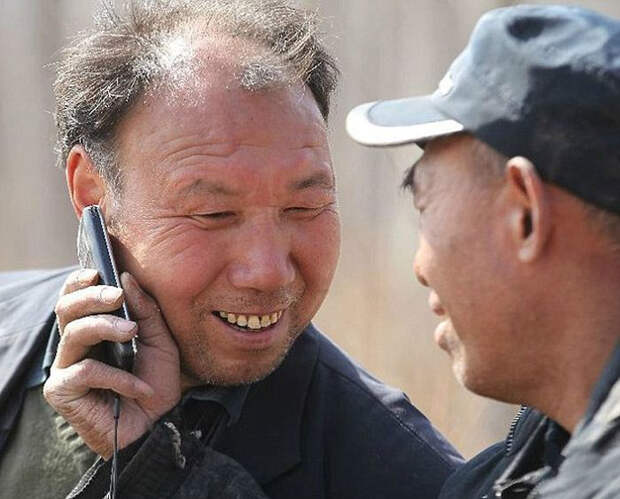 Друзья помогают друг другу.