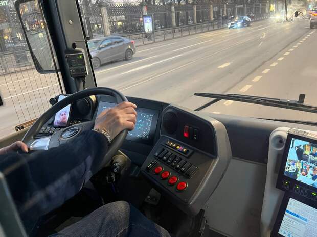Бастрыкин заинтересовался сбитой автобусом в Петербурге коляской с ребенком