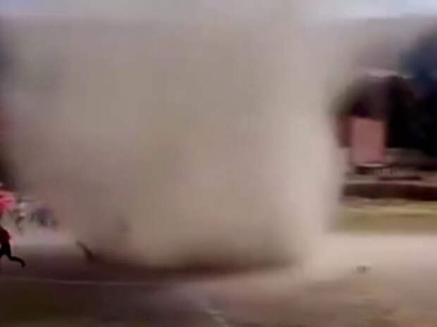 унесенные торнадо. торнадо уносит дом. фотографии смерч в сша. унесенные торнадо. унесенные торнадо.