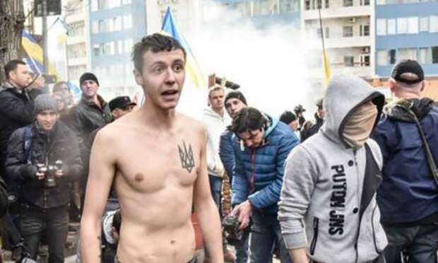Одесситы отстояли генконсульство РФ в бою с националистами Одесситы отстояли генконсульство РФ в бою с националистами