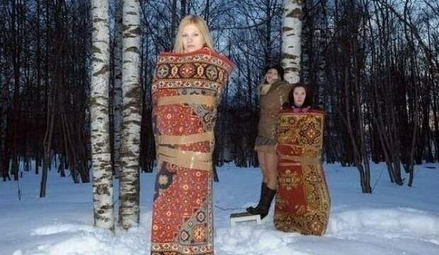 Отличная идея для фотосета в зимнем лесу забавно, ковер, люди, обычай, прикол, традиция, юмор