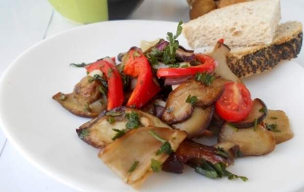 Теплый салат с грибами