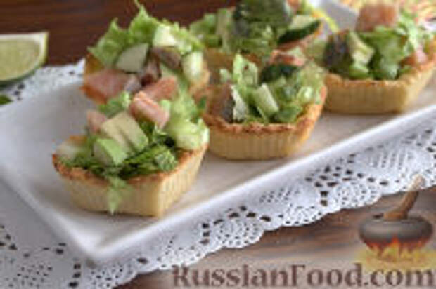 Фото к рецепту: Тарталетки с салатом из горбуши, мяты и авокадо