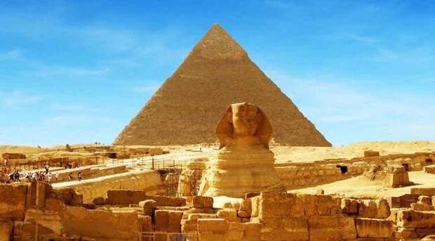 Сфинксопоклонники По легенде, фараон Тутмос заснул у лап сфинкса и пережил религиозное откровение. С этого момента статуя стала предметом культа, который жив и сегодня. Конечно, почитателей монумента не так уж и много, но они есть.