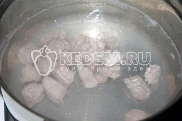 Грудку нарезать кубиком и отварить в кипящей, подсоленной по вкусу воде. - Зелёный суп с курицей и соусом песто. Кулинарный рецепт с фотографиями приготовления зелёного супа с курицей и соусом песто
