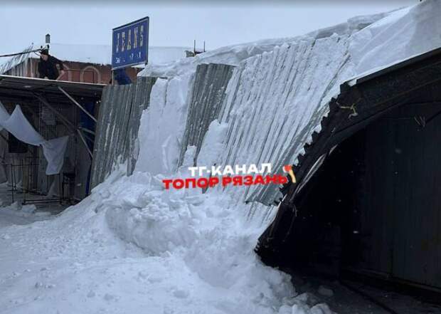 В Рязани на Центральном рынке обрушились металлические навесы